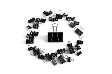 Beyaz arka plan üzerinde izole belge için klip yığını 