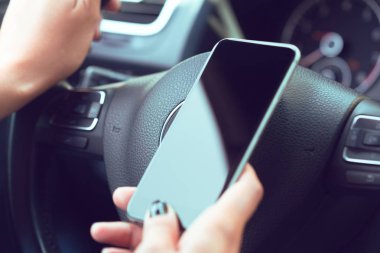 sürücü bir cep telefonu ile