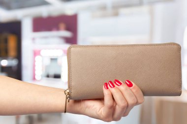 m-cüzdan elinde tutan kadın yakın çekim