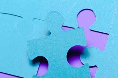 Bulmaca adet renkli arka plan üzerinde Kapat 