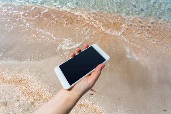 Güzel kadın eli beach adlı akıllı telefon kullanma