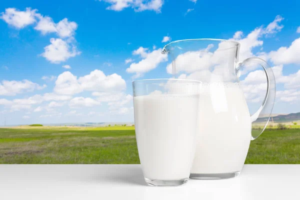 Leche Sobre Una Mesa Con Fondo Natural —  Fotos de Stock