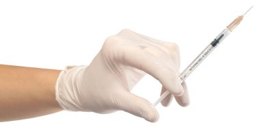 Beyaz arka plan üzerinde izole elinde şırınga yakın çekim 