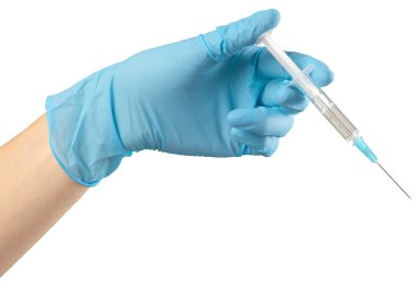 Beyaz arka plan üzerinde izole elinde şırınga yakın çekim 