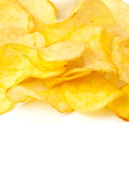 Beyaz üzerinde izole patates cipsi