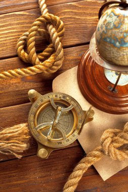  Pusula ve ahşap masa ipe yakın çekim