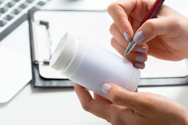 Kadın tıp doktor hap kavanoz-Tamam