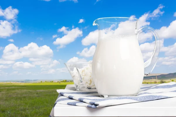 Mjölk Ett Bord Med Naturlig Bakgrund — Stockfoto