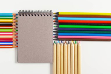 renkli kalemler ve masanın üstünde not etmek