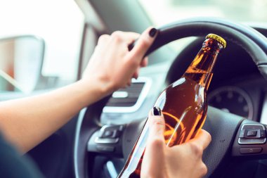 Arka plan üzerinde tehlikeli kadın sürücü yakın çekim