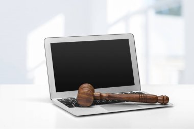 Laptop ve çekiç Tarih tablosunu kapat
