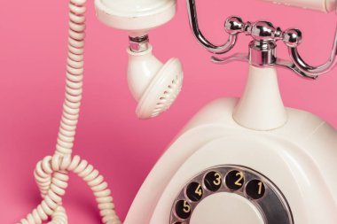 Pembe bir arka plan üzerinde Retro beyaz telefon