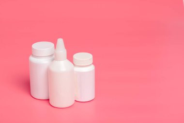 pembe backgruond çeşitli tıbbi şişe set up kapatın 