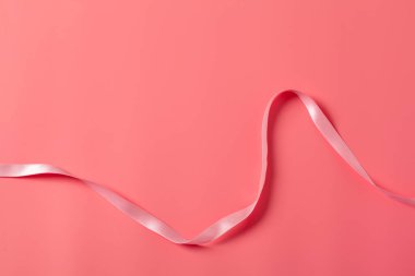 in yakın pembe pembe bir arka plan üzerinde şerit