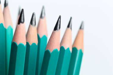 makro çekim yığını üzerinde açık renkli kalemler 