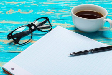 Kahve ile defter ahşap masa