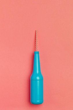 Lezzetli yaz renk arka plan üzerinde kokteyl ile düz yatıyordu kompozisyon