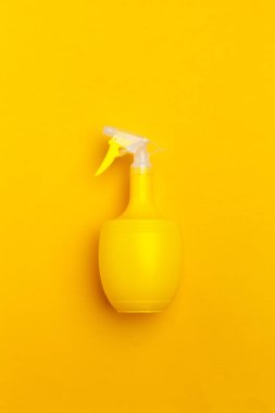 Plastik sprey şişe sarı sıvı ile yıkama