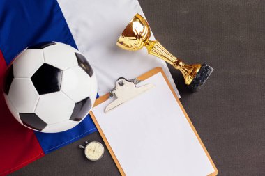 Futbol topu ile Rusya'nın bayrağı