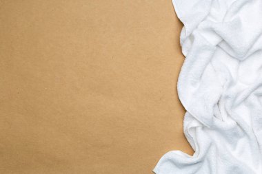 renkli arka plan üzerinde spa havlu üstten görünüm