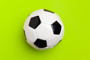 Futbol topu renkli arka plan üzerinde Kapat
