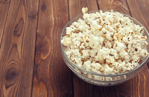 Nahaufnahme Von Salz Popcorn Der Schüssel Auf Dem Holztisch — Stockfoto