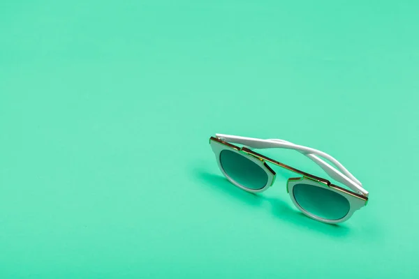 Üstten Görünüm Pastel Arka Plan Üzerinde Moda Güneş Gözlüğü — Stok fotoğraf