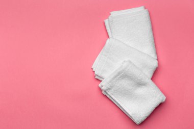 renkli arka plan üzerinde spa havlu üstten görünüm