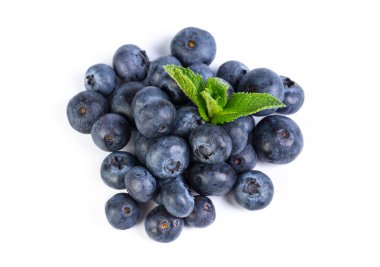 Beyaz arkaplanda yaban mersini izole edilmiş.