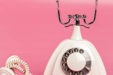 Pembe bir arka plan üzerinde Retro beyaz telefon