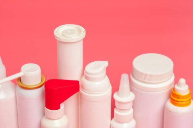 pembe backgruond çeşitli tıbbi şişe set up kapatın 