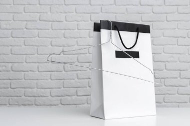 Alışveriş çantası masada, yakın çekim