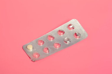 pembe pastel renkli arka plan üzerinde izole hapları.