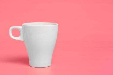 kahve fincanı pembe arka plan üzerinde yakın çekim 