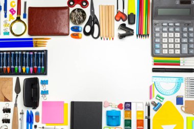 Beyaz arka plan üzerinde havai çekim okul malzemeleri 