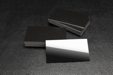 koyu arka plan ve kartvizit yığını kapat 