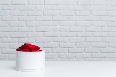 Beyaz masa üzerinde hediye kutuları