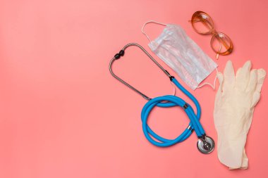 pastel pembe bir arka plan üzerinde tıbbi ekipman üstten görünüm.