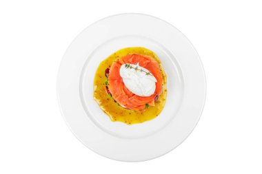 Beyaz arka plan üzerinde izole tazelik somon salata 