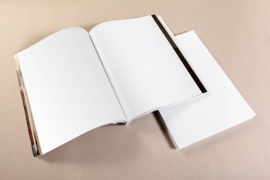 Bej renkli bir arka plan üzerinde boş kağıt parçaları için alay et