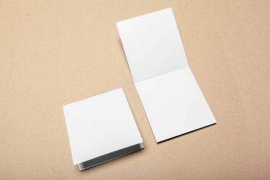 Bej renkli bir arka plan üzerinde boş kağıt parçaları için alay et