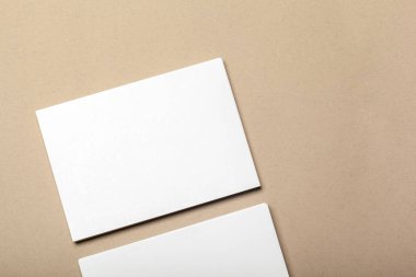 Bej renkli bir arka plan üzerinde boş kağıt parçaları için alay et