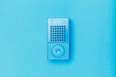 Radyo alıcı renkli arka plan üzerinde Kapat