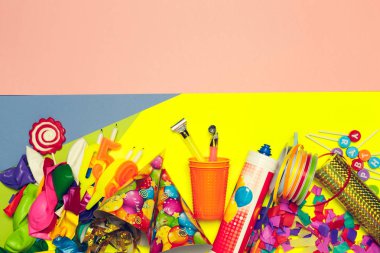 Festival Partisi dekor ve renkli arka plan üzerinde konfeti