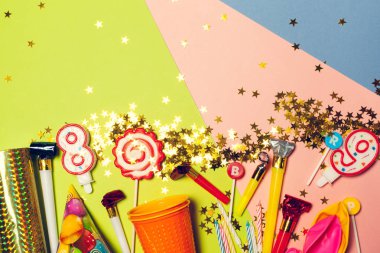 Festival Partisi dekor ve renkli arka plan üzerinde konfeti