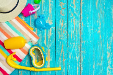 Plaj düz yatıyordu aksesuarları. Üstten görünüm