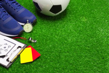 krampon ve yeşil çimenlerin üzerinde top yakın çekim 