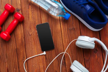 Fitness kavramı ile spor ayakkabı, halter