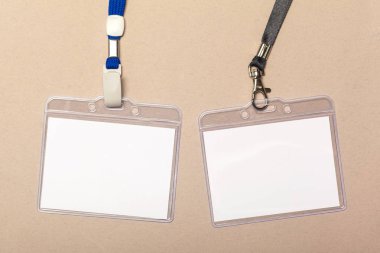 Bej renkli bir arka plan üzerinde boş kağıt parçaları için alay et