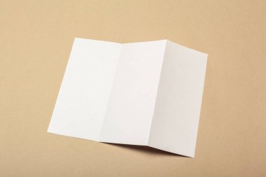 Bej renkli bir arka plan üzerinde boş kağıt parçaları için alay et